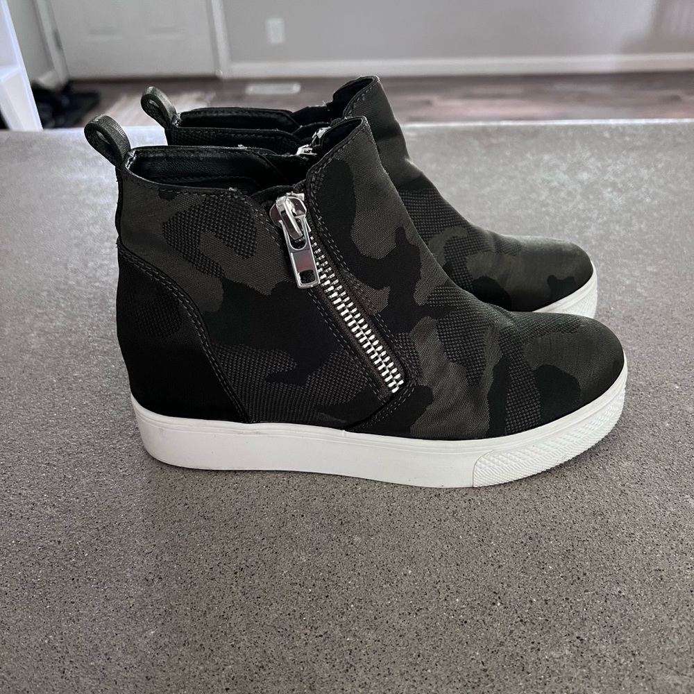 Shoes - Picture 2 of 3